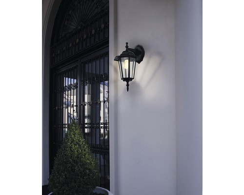 Klassische Aussenwandleuchte beleuchtet Eingangsbereich