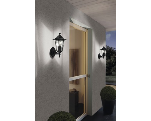 Zwei Außenwandleuchten im klassischen Design neben einer Tür