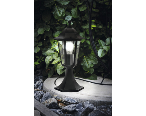 Schwarze Sockelleuchte im Garten