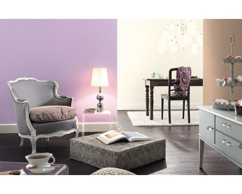 Wohnzimmer mit Sessel, Tischlampe und Dekorationen