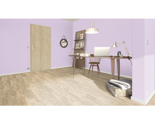 Helles Arbeitszimmer mit Holzboden, Schreibtisch, Stuhl und Tür