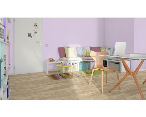 Helles Arbeitszimmer mit Schreibtisch, Stuhl, Regal und Sitzgelegenheit