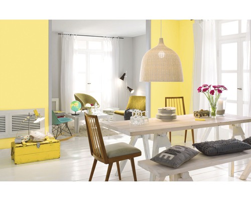 Heller Wohnraum mit Esstisch, Stühlen, Bank und dekorativen Elementen für eine freundliche Atmosphäre.