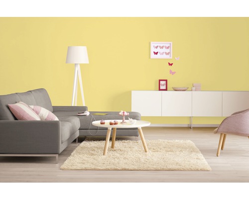 Helles Wohnzimmer mit Sofa, Teppich und Sideboard