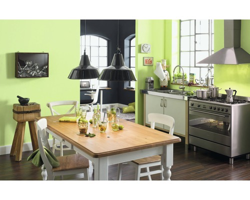 Helle Küche mit Esstisch, Küchenzeile und Arbeitsbereich