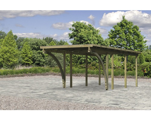 Holzcarport im Garten
