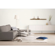 Helles Wohnzimmer mit grauem Sofa, weißem Couchtisch und weißen Schränken