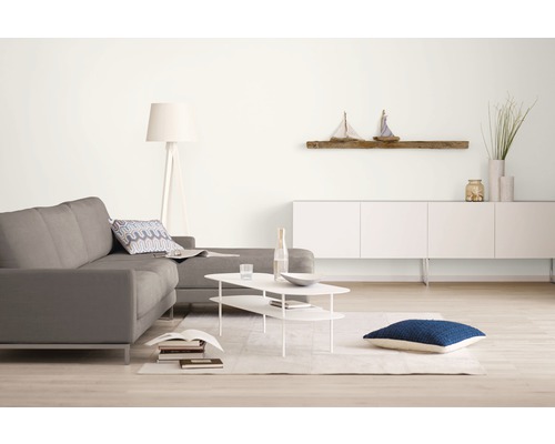 Helles Wohnzimmer mit grauem Sofa, weißem Couchtisch und weißen Schränken