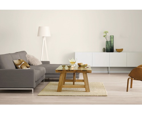 Helles Wohnzimmer mit Sofa, Couchtisch, Stehlampe und Sideboard