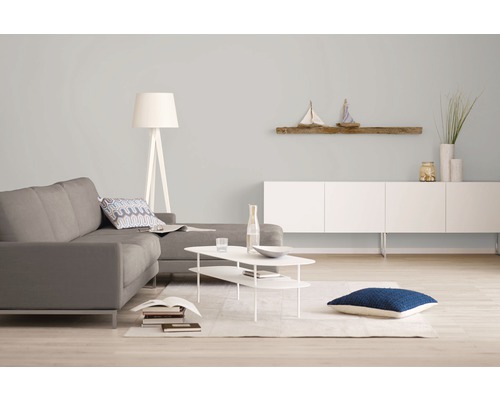 Wohnzimmer mit Sofa, Tisch, Stehlampe und Kommode