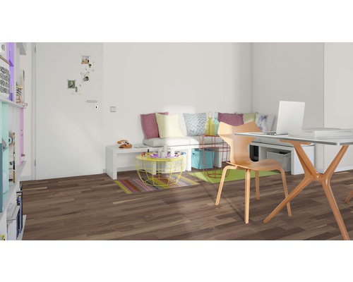 Wohnzimmer mit Sitzbank, Tisch und Arbeitsplatz auf Holzboden