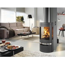 Wohnzimmer mit Kaminofen, Sofa und Couchtisch