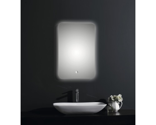 Beleuchteter Spiegel über Waschbecken im Badezimmer