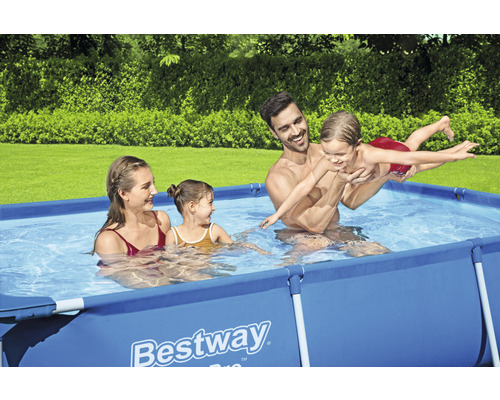 Familie mit zwei Kindern im Bestway Pool im Garten