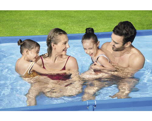 Familie mit zwei Kindern im Aufstellpool