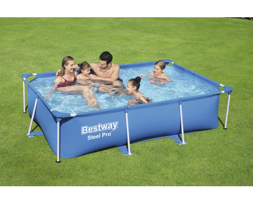Familie im rechteckigen Bestway Steel Pro Frame Pool im Garten