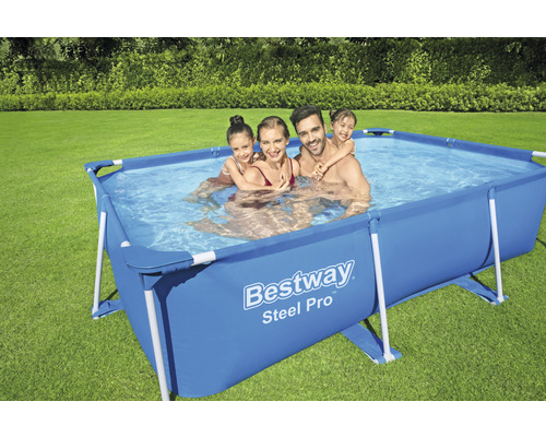 Familie im rechteckigen Stahlrahmenpool Bestway Steel Pro im Garten