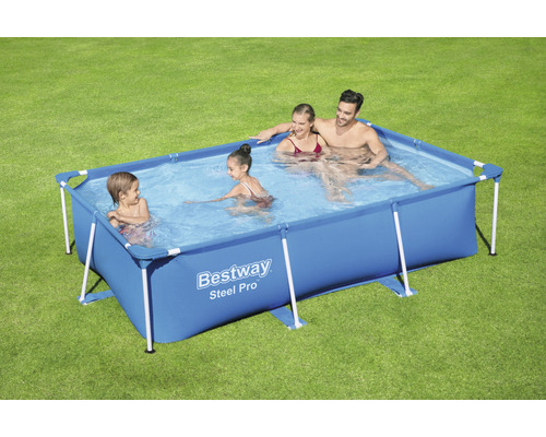 Aufstellpool mit Familie im Garten