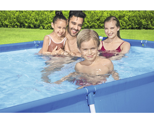 Familie schwimmt in einem rechteckigen Swimmingpool