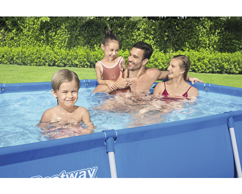 Familie im rechteckigen Aufstellpool der Marke Bestway
