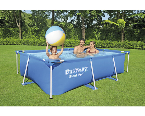 Bestway Steel Pro Frame Pool mit Familie im Garten