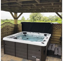 Whirlpool mit Treppe und Abdeckung im Garten