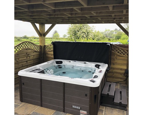 Whirlpool mit Treppe und Abdeckung im Garten