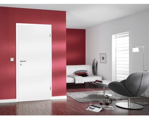 Weiße Innentür in einem modern eingerichteten Raum mit Sofa und Sessel