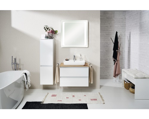 Modernes Badezimmer mit freistehender Badewanne, Waschtisch mit Unterschrank, Spiegelschrank und Handtuchhalter