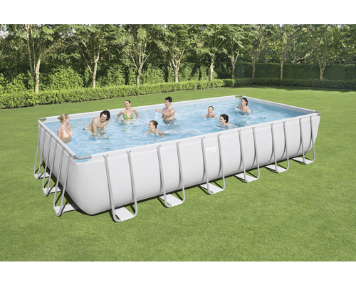 Rechteckiger Pool mit Personen im Garten
