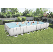 Rechteckiger Pool mit Stahlrahmen im Garten mit spielenden Menschen.
