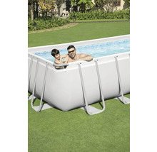 Rechteckiger Pool mit Mann und Kind im Garten