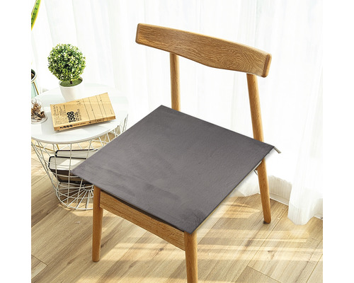 Holzstuhl mit grauem Sitzkissen