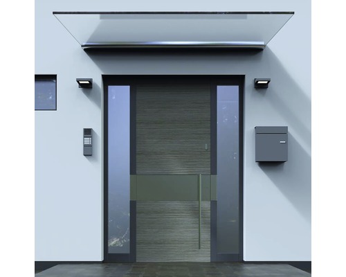 Moderne Haustür mit Seitenteilen, Vordach, Briefkasten und Gegensprechanlage