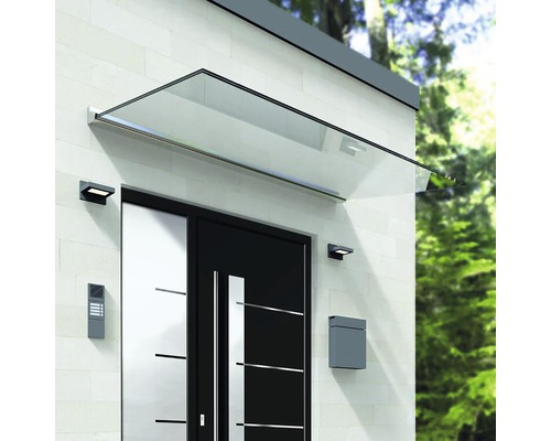 Eingangsbereich mit Glasvordach, Haustür, Briefkasten und Außenleuchten.
