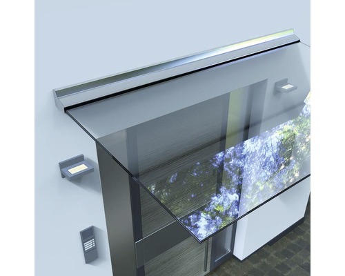 Vordach aus Glas und Metall an einer Hauswand