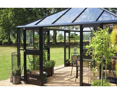 Extra Türset JULIANA für Gewächshaus Oase/Gr.Oase für Seite mit 4 Sektionen schwarz Gewächshaus mit Glaswänden, Pflanzen und Gartenmöbeln