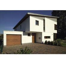 Modernes Haus mit Garage und gepflasterter Auffahrt