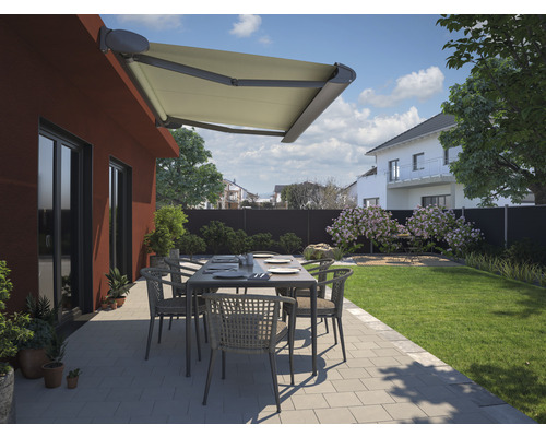 Terrasse mit Markise, Tisch und Stühlen vor einem Haus