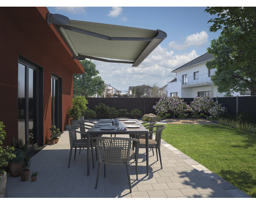 Terrasse mit Markise, Tisch und Stühlen im Garten