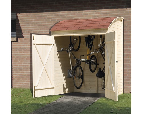 Fahrradgarage aus Holz mit Fahrrädern und geöffneten Türen vor einer Ziegelmauer