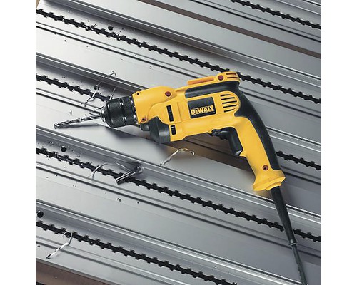 DeWalt Bohrmaschine bohrt in Metall