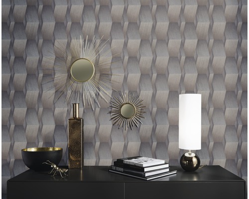 Wohnzimmer mit geometrischer Tapete, Kommode, Spiegeln und dekorativen Gegenständen