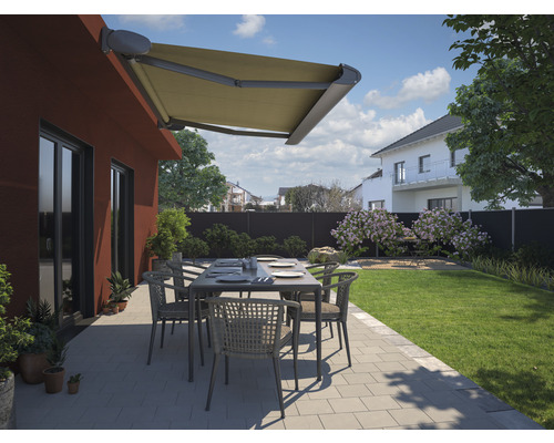 Terrasse mit Markise, Gartentisch und Stühlen vor einem Wohnhaus