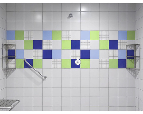 Gefliester Duschraum mit Haltegriff und Regalen