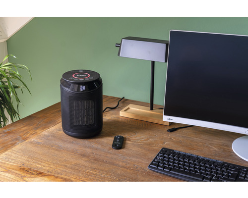 Elektrischer Turmheizer mit Fernbedienung auf einem Schreibtisch