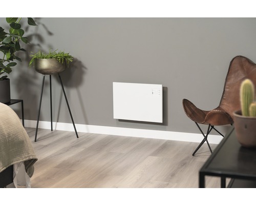 Wohnraum mit Wandheizung, Pflanzgefäßen und Ledersessel.