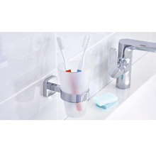 Wandmontierter Zahnputzbecherhalter mit zwei Zahnbürsten und Seife im Badezimmer