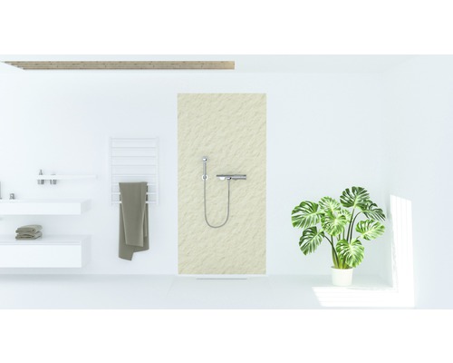 Badezimmer mit Dusche, Waschbecken, Handtuchwärmer und Zimmerpflanze