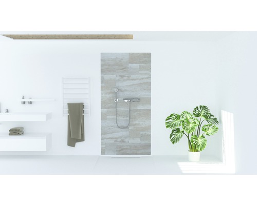 Badezimmer mit Dusche, Waschbecken, Handtuchwärmer und Zimmerpflanze